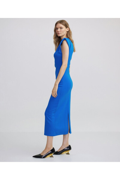 A midi dress that accentuates your figure - 11