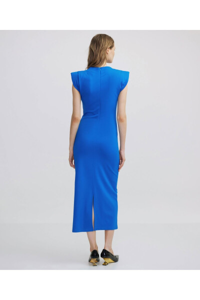 A midi dress that accentuates your figure - 12