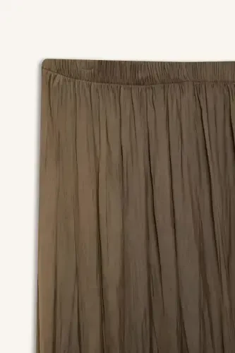 A-силуэтная макси-юбка из атласа – хаки - 7