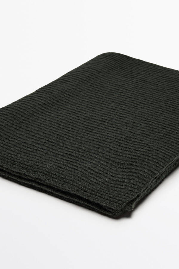 A soft and warm scarf made of 100% cashmere. - 2