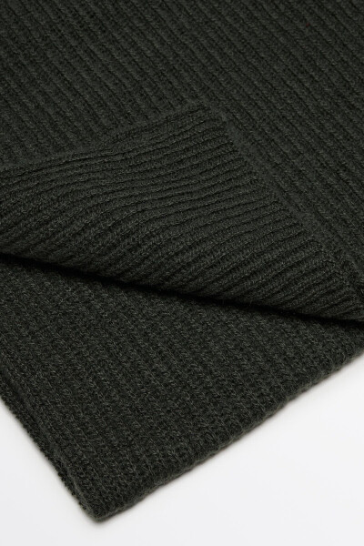 A soft and warm scarf made of 100% cashmere. - 3