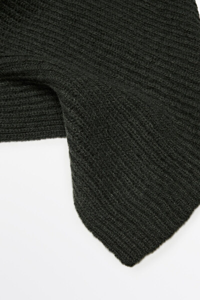 A soft and warm scarf made of 100% cashmere. - 4