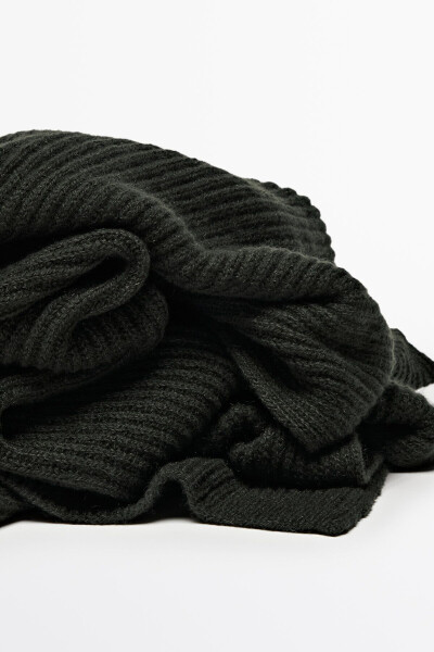 A soft and warm scarf made of 100% cashmere. - 5