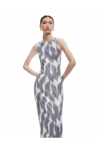 Abstrakt naqshli yengsiz velosiped yoqali midi qalam ko'ylak - 1