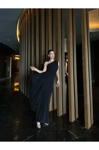 ADEL TEK OMUZ UZUN SHIQ ELBİSE SİYAH-SİYAH - CONCONMODA (1)