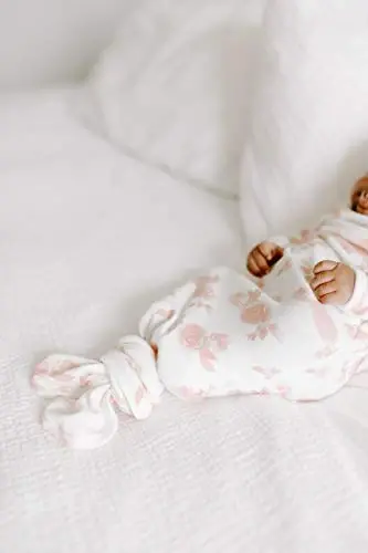 aden + anais Snuggle Knit Tugʻilgan chaqaloqlar uchun tugunli koʻylak va shapka toʻplami, Rozetkalar - 4