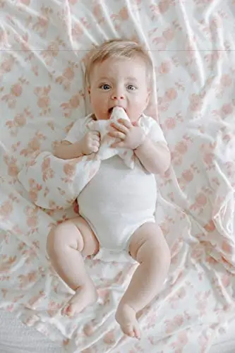 aden + anais Tug'ilgan chaqaloqlar uchun tugunli ko'ylak, o'ralgan adyol, chaqaloq shapkasi va bandanali so'lakcha, 0-3 oylik Snuggle Knit sovg'a to'plami, Yulduz - 3
