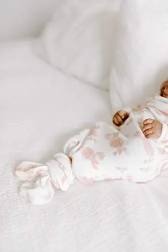 aden + anais Tug'ilgan chaqaloqlar uchun tugunli ko'ylak, o'ralgan adyol, chaqaloq shapkasi va bandanali so'lakcha, 0-3 oylik Snuggle Knit sovg'a to'plami, Yulduz - 5