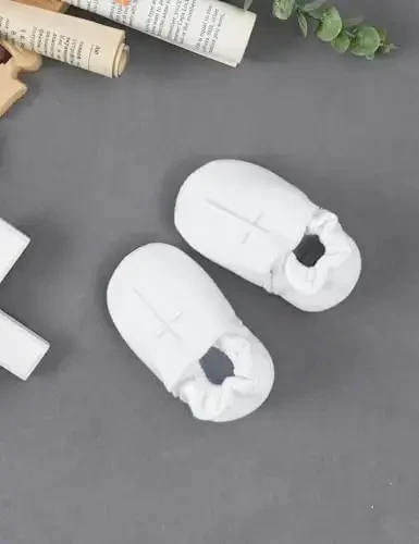 AGJ Baby Boys kashtado'zlik xochli cho'qintirish poyafzallari, chaqaloqlar uchun yumshoq taglikli oq cho'qintirish krossovkalari - 4