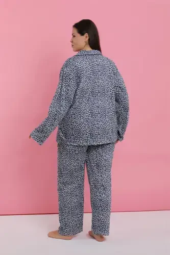 Akbeniz Ayollar Katta Oʻlchamli Moviy Leopard Naqshli Tugmali Pijama Toʻplami - 7