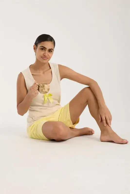 Акбениз Женский Белый Комплект Пижамы с Шортами, Желтой Полосой и Деталями с Белой Лентой - 6