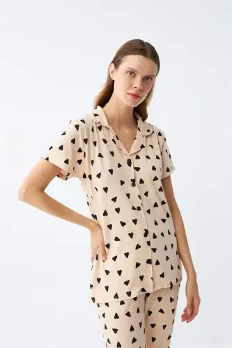 Акбениз Женский Кремовый Комплект Пижамы с Пуговицами Спереди и Сердечным Узором - 4