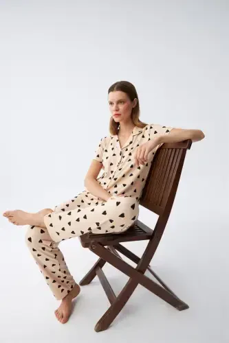 Акбениз Женский Кремовый Комплект Пижамы с Пуговицами Спереди и Сердечным Узором - 7