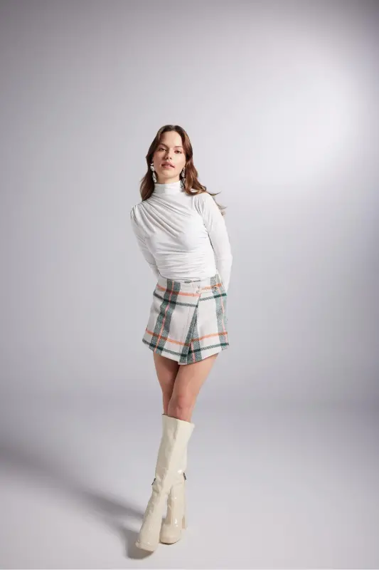 Aksessuarlar bilan bezatilgan katakli naqshli mini Odin short yubka bej - 2