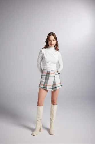 Aksessuarlar bilan bezatilgan katakli naqshli mini Odin short yubka bej - 5