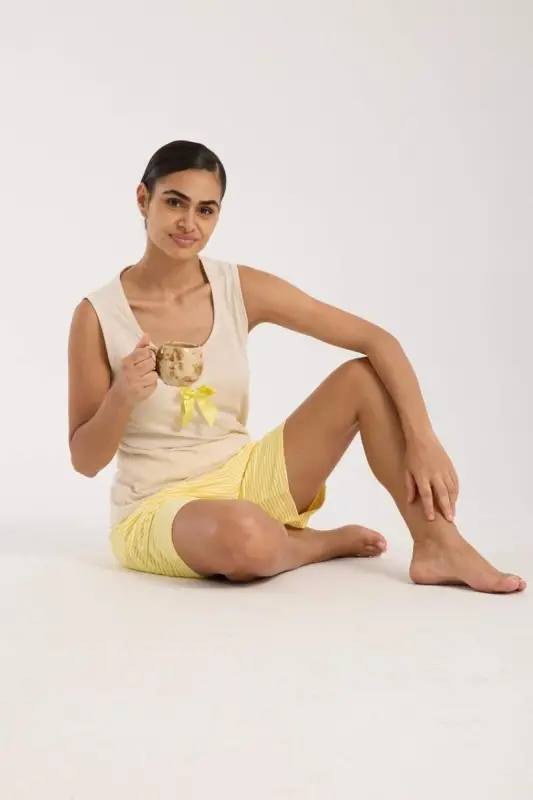 Angelino Ayollar Oq Kurdele Tafsilotli Sariq Chiziqli Shortikli Pijama To'plami - 6