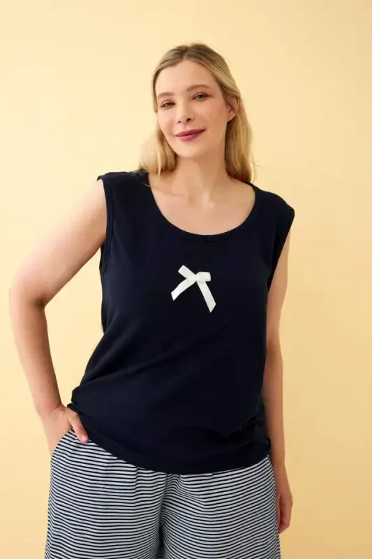 Angelino Ayollar To'q ko'k lenta detallari bilan shortili katta o'lchamli pajama to'plami - 5