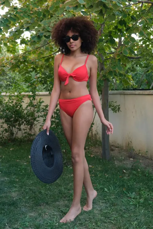 Angelino Ayollar uchun yostiqli kamonli pastki va ustki qizil bikini to‘plami 35008 - 2