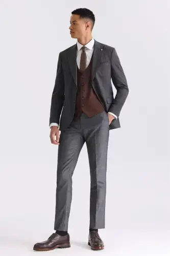 Антрацитовый приталенный костюм в полоску с остроконечным воротником и жилетом в комплекте. - 1
