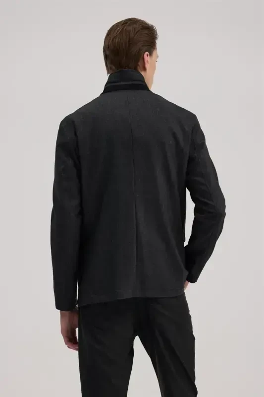 Антрацитовый приталенный пиджак с воротником-стойкой на пуговицах - 4