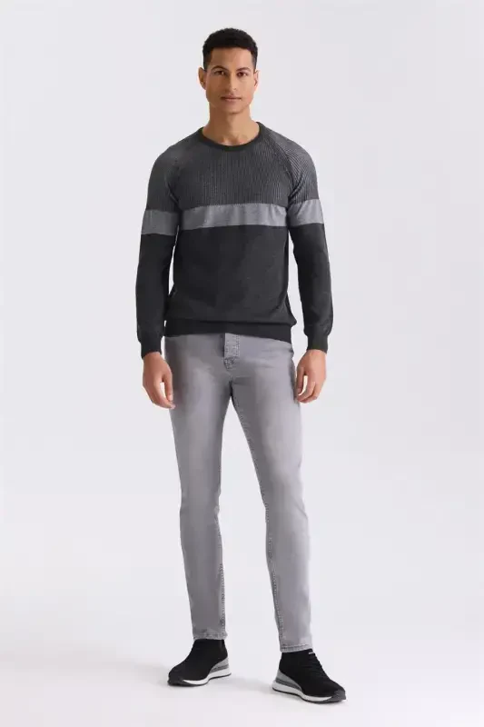 Антрацитовый тонкий джемпер с круглым вырезом и полосками - 2