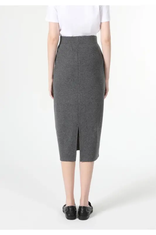 Antrasit rangli, yirtiq detallari bilan, slim fit midi yubka. - 2