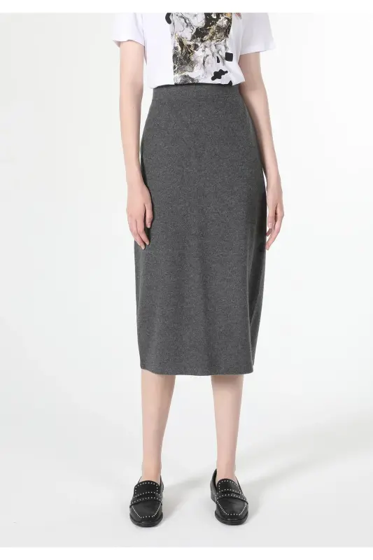 Antrasit rangli, yirtiq detallari bilan, slim fit midi yubka. - 4