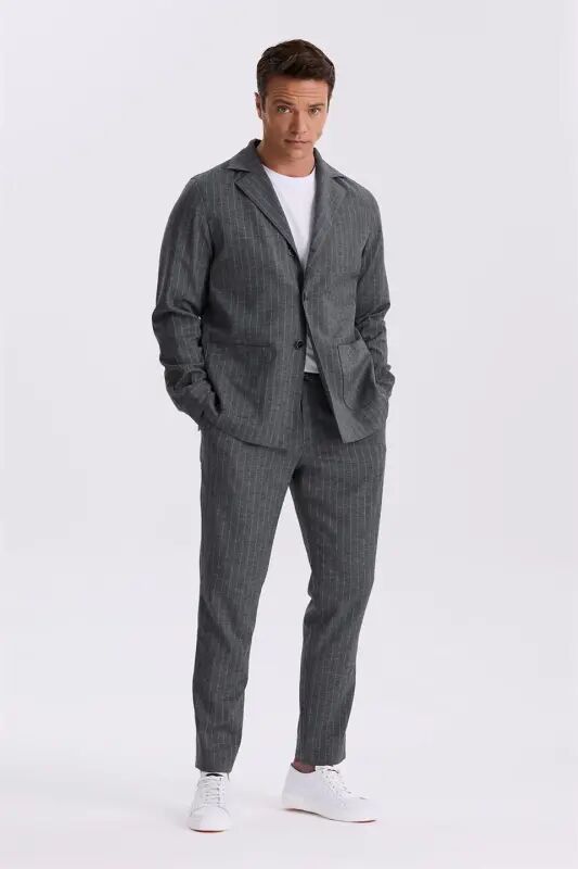 Antrasit Slim Fit Apaş Yaka Keten Karışımlı Çift Yırtmaçlı Çizgili Takım Elbise - Jakamen