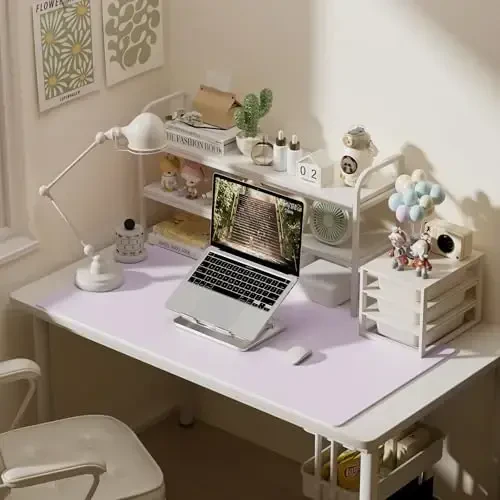Aothia Faux Charm Desk Mat – Katta sichqoncha paneli, Sirpanmaydigan PU Charm qoplamasi, Ofis va uy uchun suv o‘tkazmaydigan yozuv yuzasi (Yumshoq Lavanda, 47,2