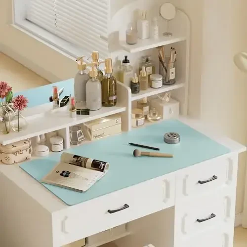 Aothia Faux Charm Desk Mat – Katta Sichqoncha, Sirpanmaydigan PU Charm Blotter, Ofis va Uy uchun Suv o'tkazmaydigan Yozuv Yuzasi (Ochiq Moviy, 47.2