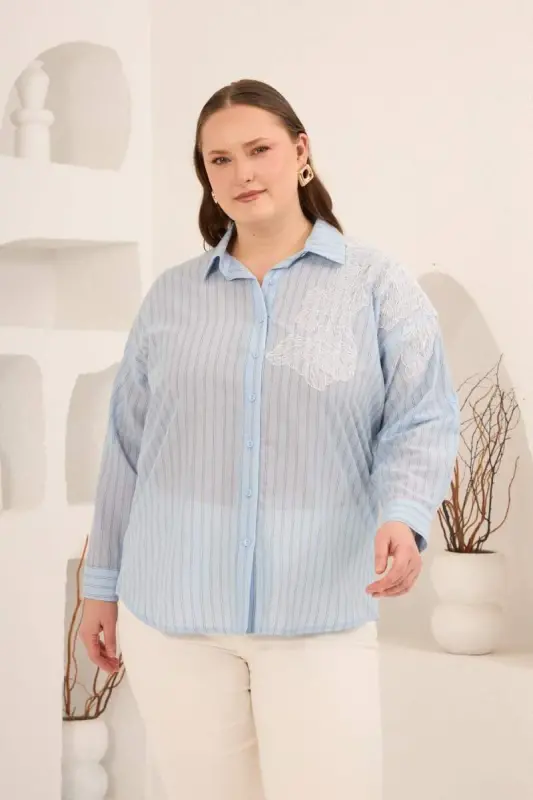 Aplikeli Çizgili Kadın Büyük Beden Uzun Kol Gömlek Mavi - BÜYÜKBEDENIZ