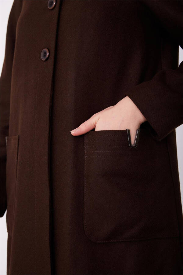 Armine coat with pocket accessories and pleats. Model: 23K8607, Color: Brown. - 4