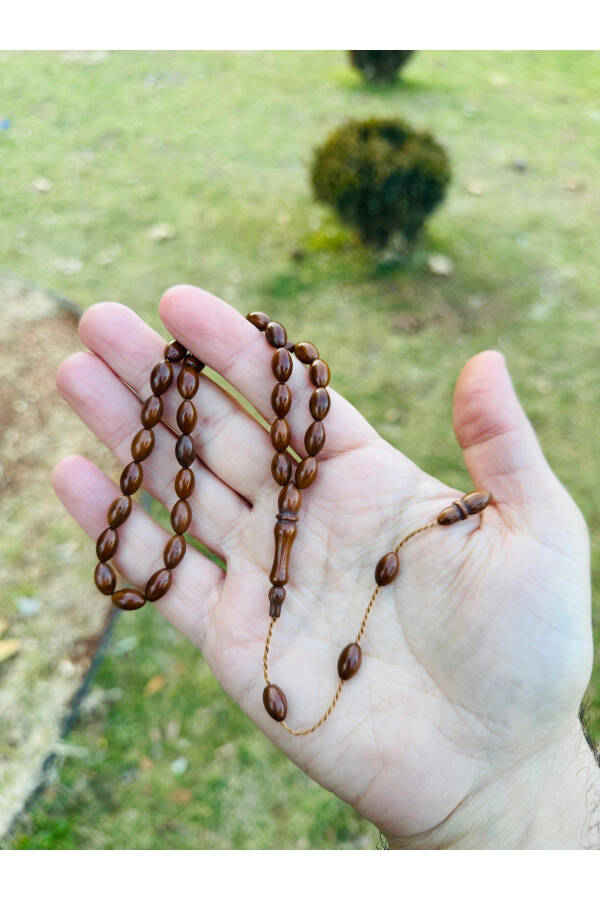 Arpa taneleriyle süslenmiş, kınalı bir kuka tesbihi. - 3