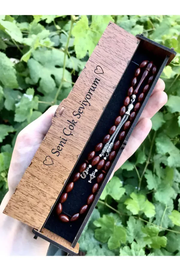 Arpa yig‘ish Kuka Seni juda yaxshi ko‘raman yozilgan yog‘och quti ichidagi tasbeh - 1