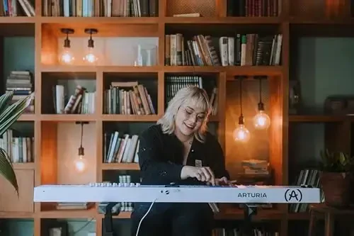 Arturia KeyLab Essential 88 mk3 — Analog Lab V dasturi bilan birga keladigan 88 tugmali USB MIDI kontroller klaviaturasi, oq - 6