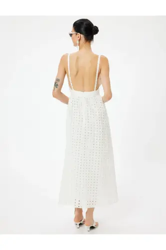 Langes Fischtail-Kleid mit Trägern, Blumenapplikationen und Glöckchenrock, gefüttert - Weiß - 4