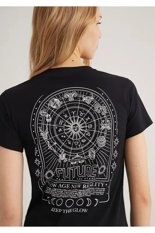 Astroloji naqshli qora futbolka, yarim tor bichim - 4