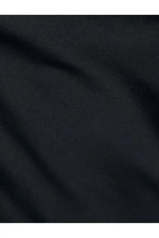 Атласное длинное вечернее платье с драпированным вырезом и тонкими бретелями. - 6