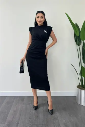 Атласное Платье-Карандаш с Драпировкой и Брошью - ЧЕРНЫЙ - 1