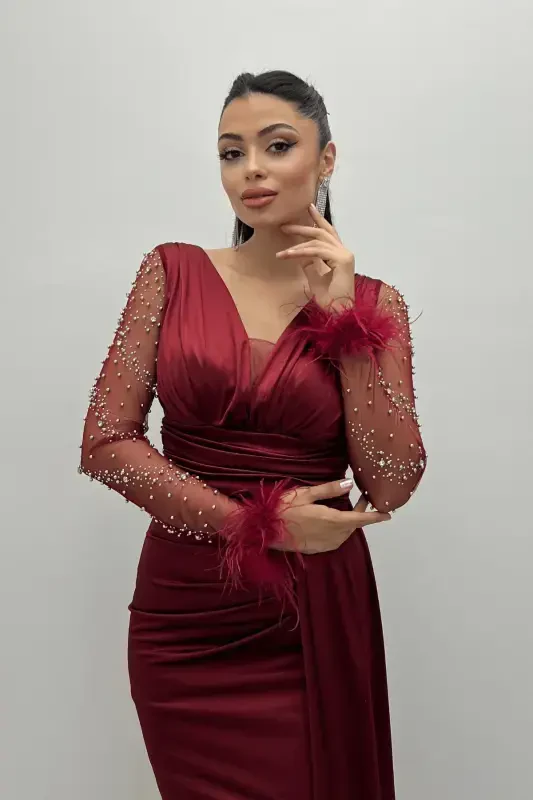 Атласное платье-рыбка с рукавами, отделанными страусиными перьями и бисером - БОРДО-БОРДО - 3