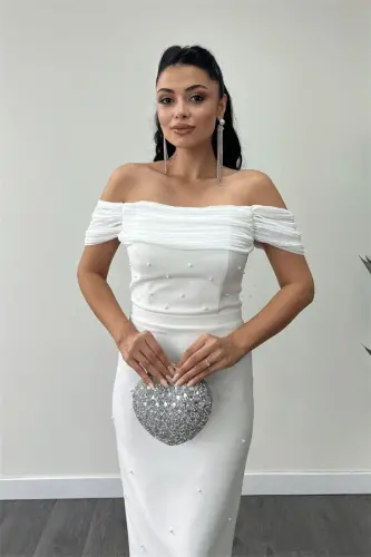 Атласное платье с жемчужными деталями и вырезом декольте - БЕЛОЕ - 3