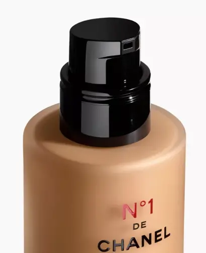 Illuminates – Moisturizes – Protects-BD101 - CHANEL (1)