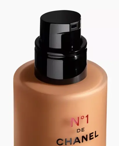 Illuminates – Moisturizes – Protects-BR102 - CHANEL (1)