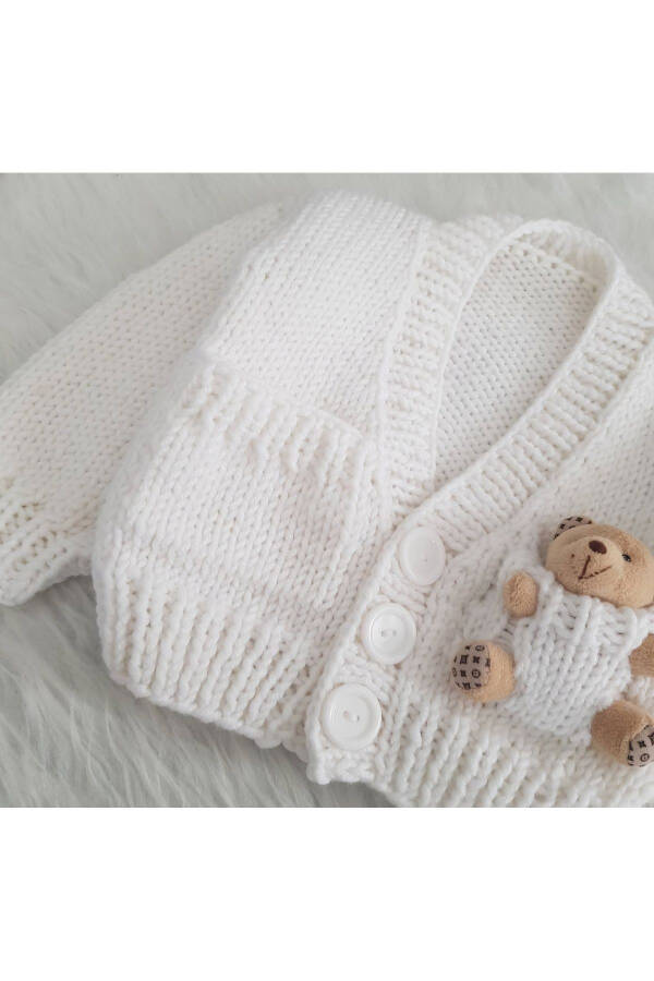 Ayiqchali qo'l bilan to'qilgan unisex chaqaloq ko'ylagi - 3