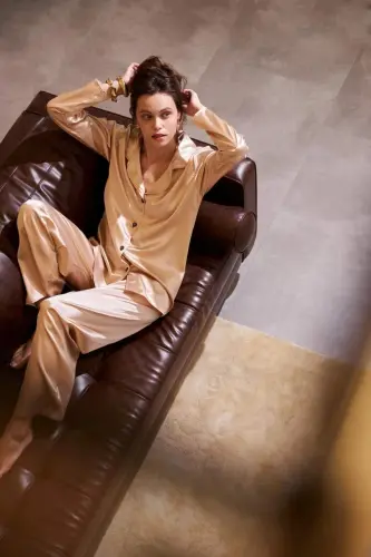 Ayol bej oversize atlas pijama to'plami - 2