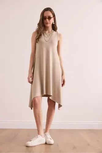 Ayol bej yumshoq to'qimali yengsiz qo'ng'iroq ko'ylak ELB-190 - OLALOOK (1)