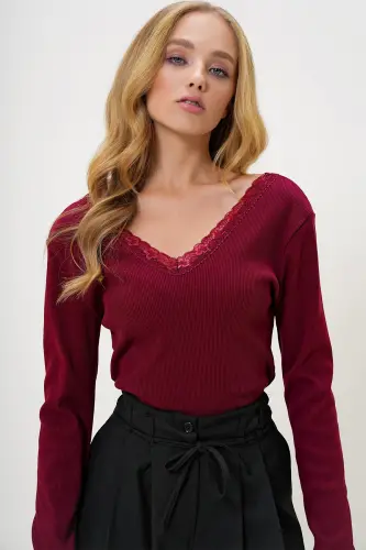 Ayol Bordo Orqa Old V Yoqali To‘rli Tafsilotli Bluz ALC-X11246-Bordo - TREND ALAÇATI STILI (1)