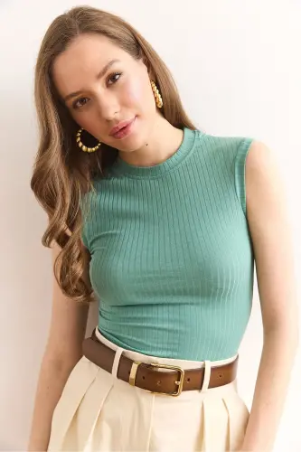 Ayol Chog'alla yashil tik yoqali yengsiz likrali bluz BL - 4