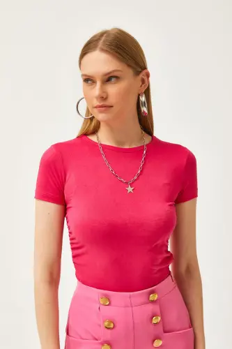 Ayol fuchsia yon tomoni burmali yumshoq teginishli qisqa futbolka - 3