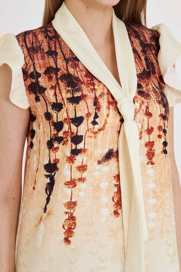 Ayol och jigarrang V yoqali, qo'llari burmali galstuk taqadi - 2